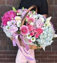 Композиция солнечный день в Песчанокопском Цветочная композиция из Розы, Хризантемы, Пионы и Лизиантусы в корзине в Песчанокопском